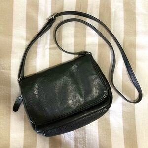 margot | Black leather over-the-shoulder purse.